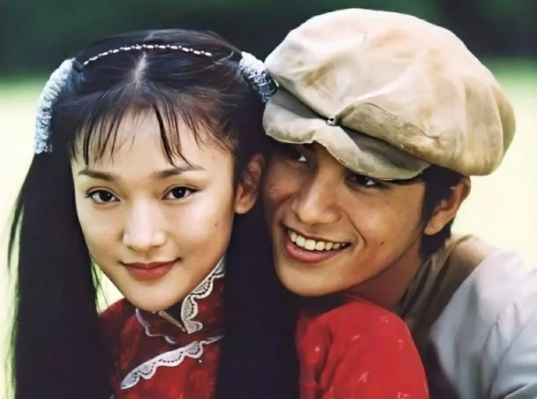 那年，主持人问王晶：“你觉得周迅在你心中算是漂亮的演员吗？”王晶噗呲一声笑了：“