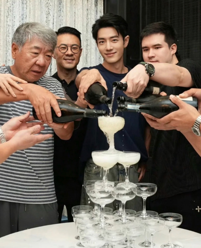 肖战，你可太“过分”了啊！

这次《藏海传》庆功宴，制片人朋友圈流出的生图，直接