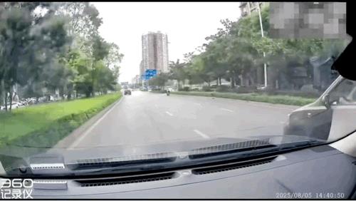 这个电瓶车是从天而降的吗？她是从哪儿冒出来的？[what]