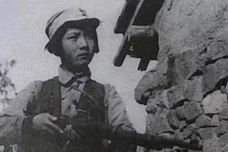 1942年5月，一个穿着戏服的女人慌张地跑到白洋淀，看着身后凶狠的日军，她毅然决