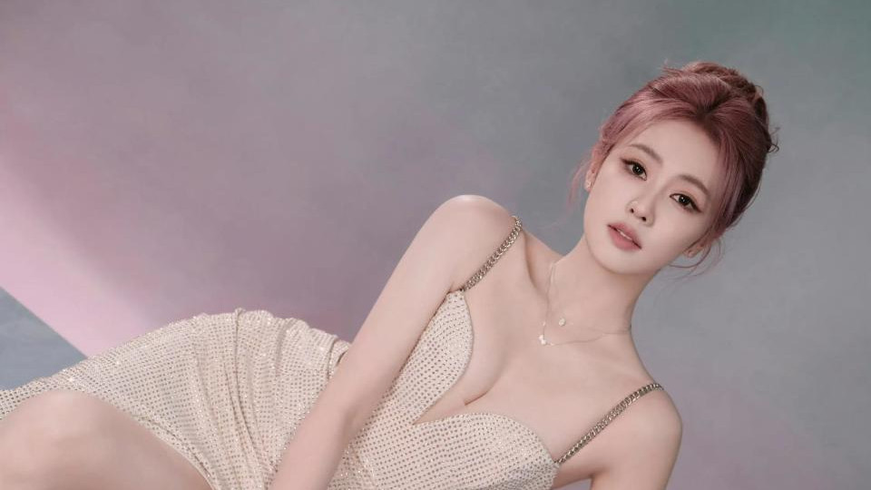 粉发杀疯了！白鹿近期造型演绎多面魅力，完美身材比例引热议