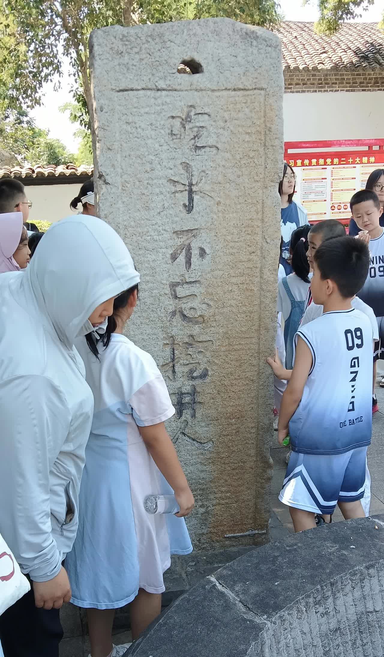俄乌战争，中国必须保持中立，站队哪一方对中国都不好。我说一下你就明白了。
先说