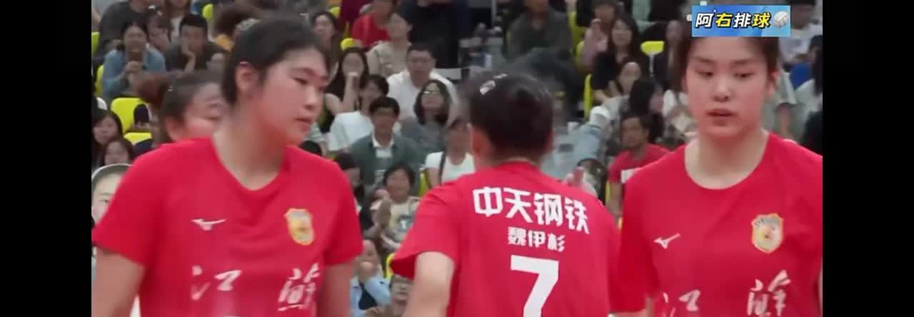 随笔。
   全锦赛天津女排对江苏。
   第一局天津女排以25：20先胜。