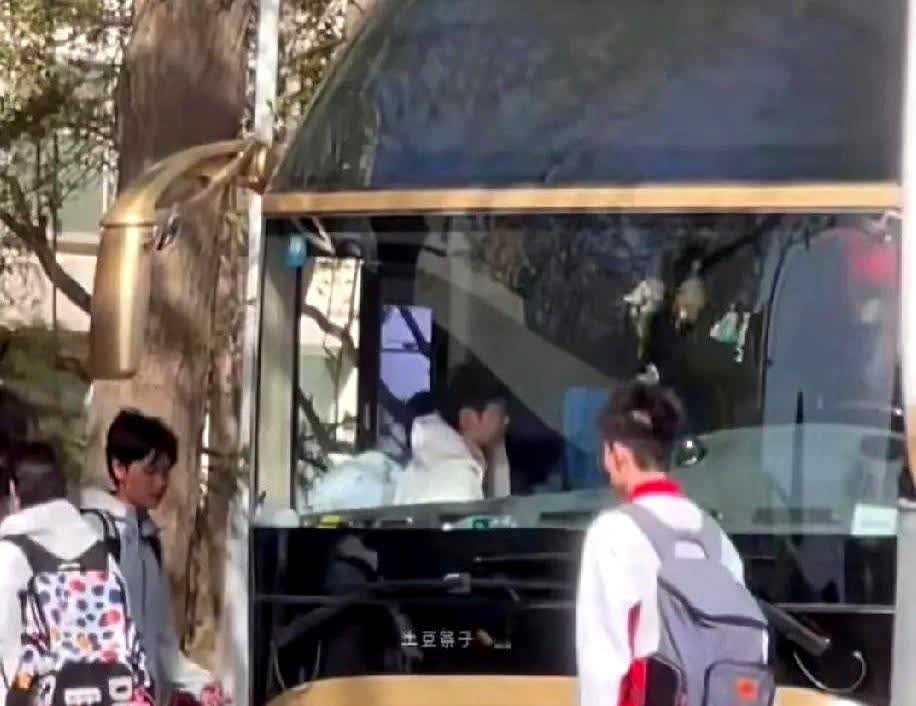 孙颖莎今日北京体育总局运动员公寓乘大巴车上训，莎莎一出现便聚焦所有关注目光，依旧