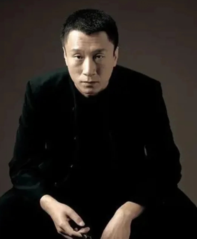 2008年，在拍摄《潜伏》时，孙红雷认为姚晨演得不好，大骂姚晨：“你榆木脑袋啊？