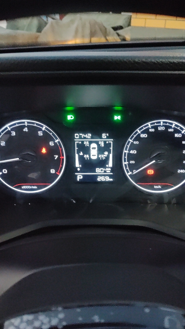 买低配的注意了
低配大屏就听歌（还不能下载，只能插u盘听），看倒车影像
其他的就