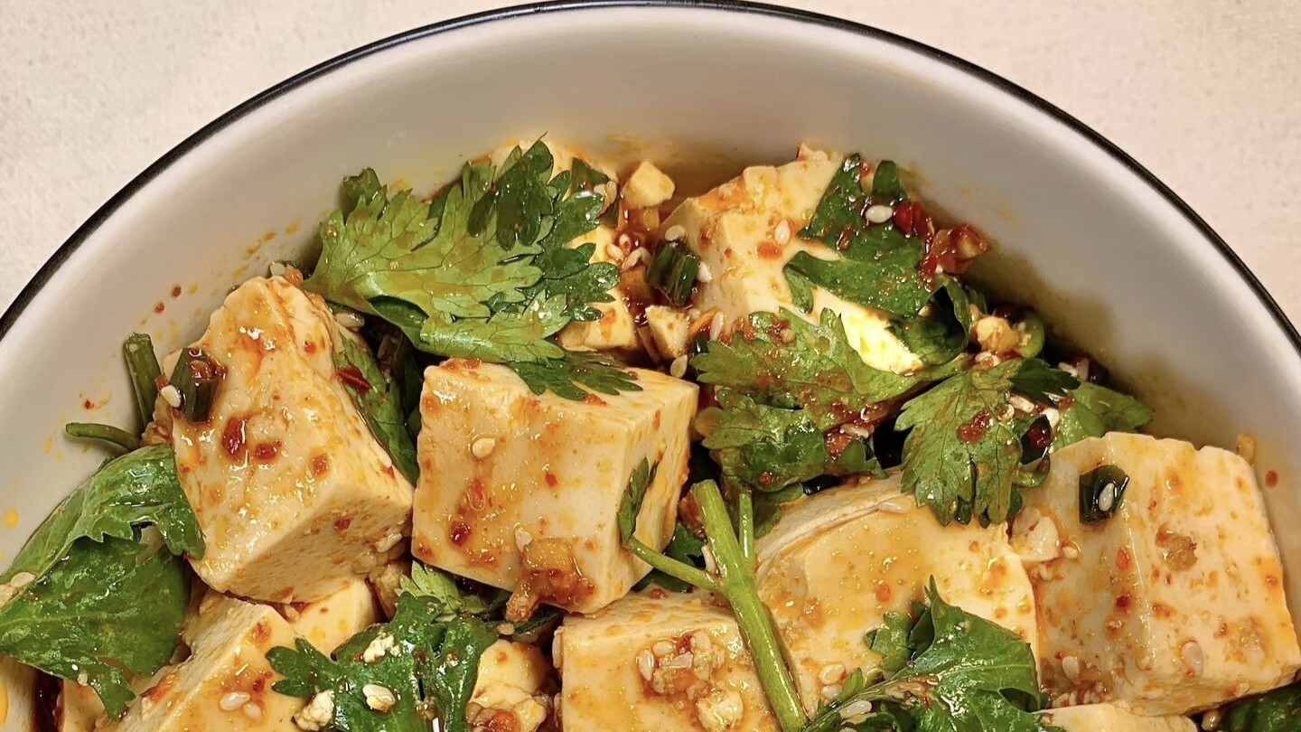 冬天没胃口？一盘香菜拌豆腐，鲜辣开胃，5分钟端上桌！