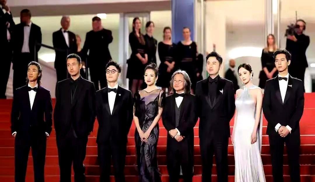 章子怡这次露面真的吓一跳！
说实话，没认出来！
打眼一看，像瘦版的向太！
体型变