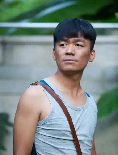 最近重温《十三邀》，许知远冷不丁问王宝强：“都赚这么多钱了，咋不考个大学提升下？