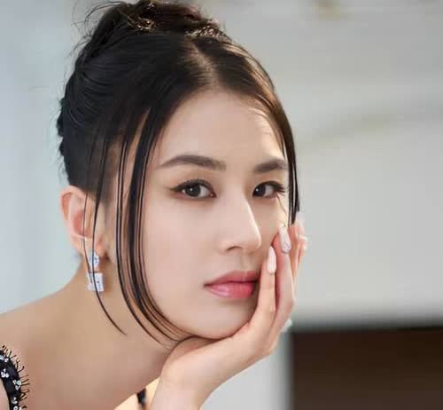 黄圣依才是那个真正的狠人！
解约的600万违约金，分分钟靠杨子摆平；离婚90%
