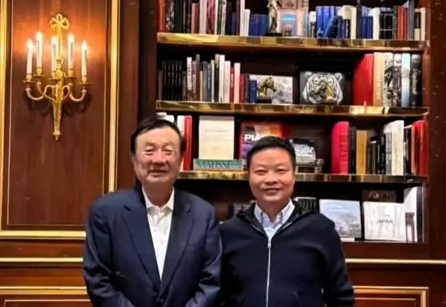 雷军可能今晚要失眠了
不是因为担忧小米YU7销量问题
而是因为“友商”华为有