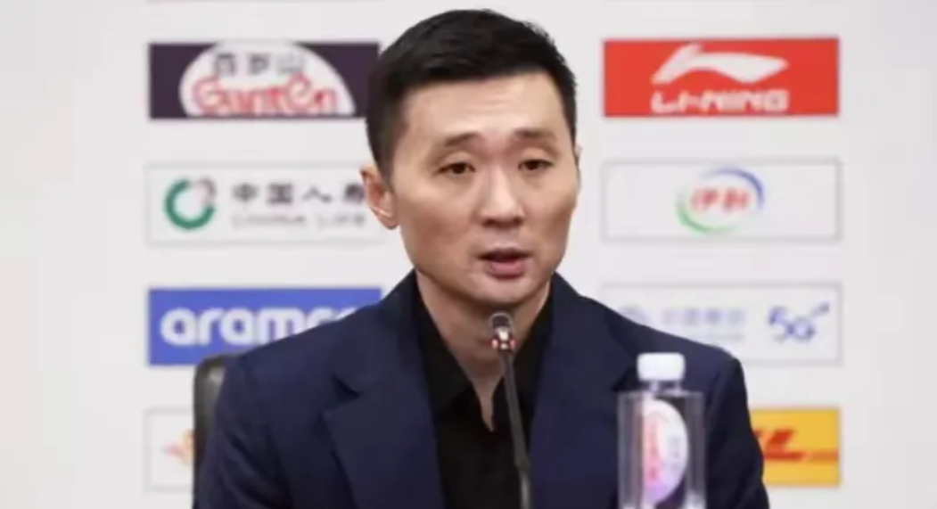刘伟下课，这恐怕是当下多数新疆队球迷无奈的心声。 
 
刘炜真不行，毫无战术可言
