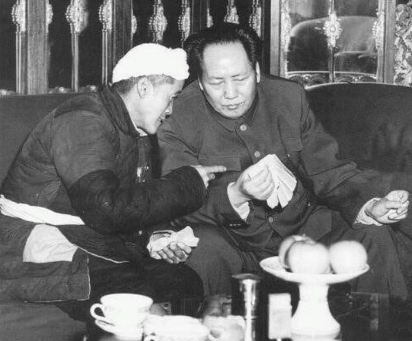 延安人民对毛主席提出了三个要求，毛主席只完成了两个