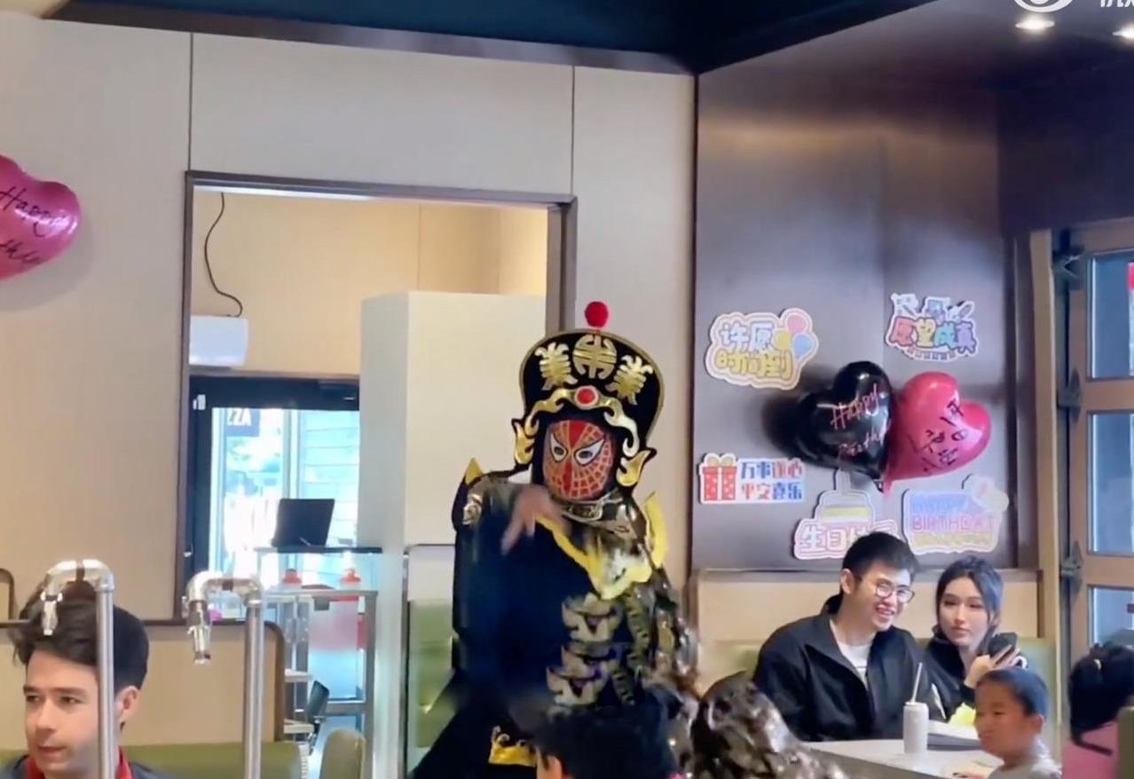 川剧变脸在加拿大简直鲨疯了，老外们看的欢声笑语，被深深地吸引了。但刚开始变脸也不