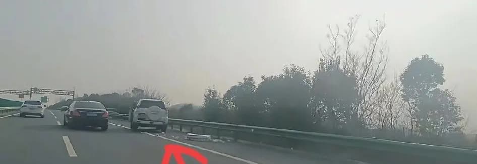 高速上掉落了一地的纸巾，路过的车主都想停下来捡拾，比较突兀的是，大奔也在捡拾队伍