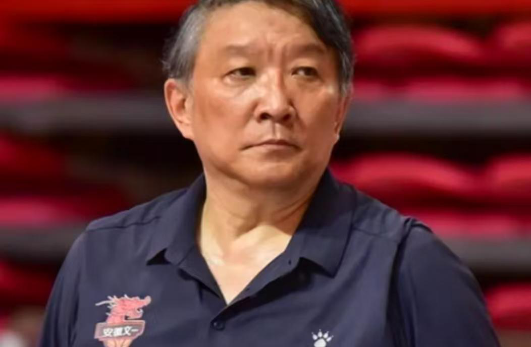  
 
中国女篮迎来重大调整！67岁功勋教练宫鲁鸣重掌帅印，这位曾带领男篮女篮创