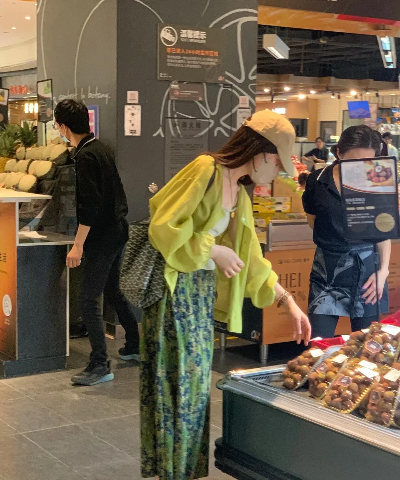 昨天逛商场
遇见一位小姐姐
好喜欢她穿的衣服
也喜欢她背的包。
她的着装看起来特