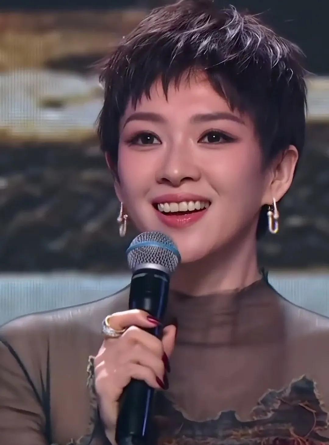 章子怡向我们证明 有些衣服搭配不好是真显胖。
其实看她和梅婷站在一起的画面看来她