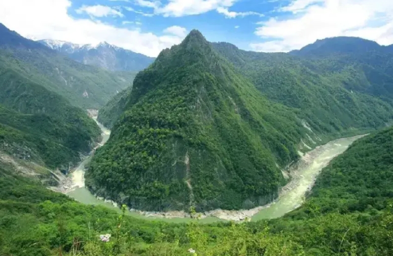 雅鲁藏布江水电站最大的利益不在于经济，而是国家安全。雅鲁藏布江水电站位于西藏米林
