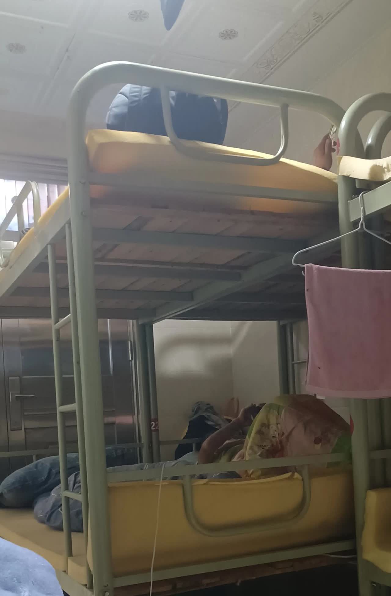 同宿舍的两夫妻也真是无语了，我们都过意不去了，要求他们把床的三方用床单挡一挡，免