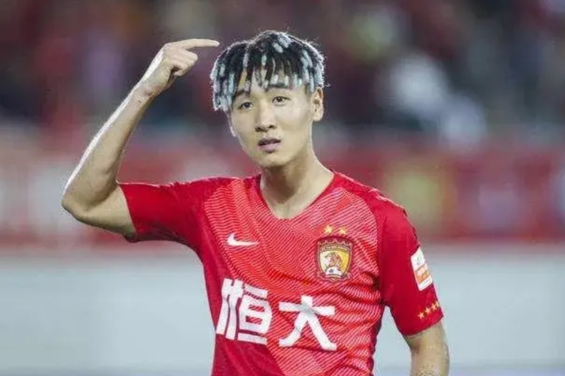韦世豪当年强行离开鲁能足校是白嫖吗？按照这里韦世豪的说法，是韦世豪经纪公司和他妈