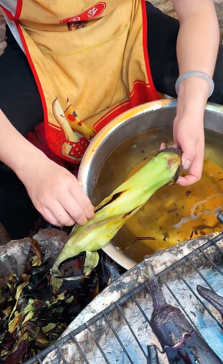 茄子居然还能这么吃？
下班路过菜市场，我看到一个大姐在那儿烤茄子，就是那种生茄子