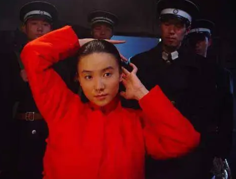 拍《闯关东》，盒饭只有白菜炖粉条，因为比炒菜保温，宋佳蹲地上和40多个老爷们一起