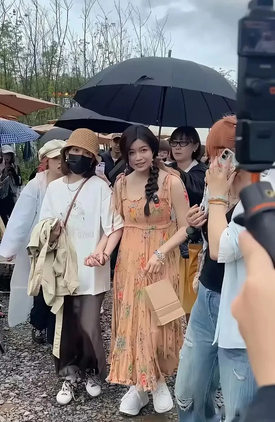 突然就理解陈晓了。
路人视角下的陈妍希竟然长这样。完全没有精修图的少女感。

没