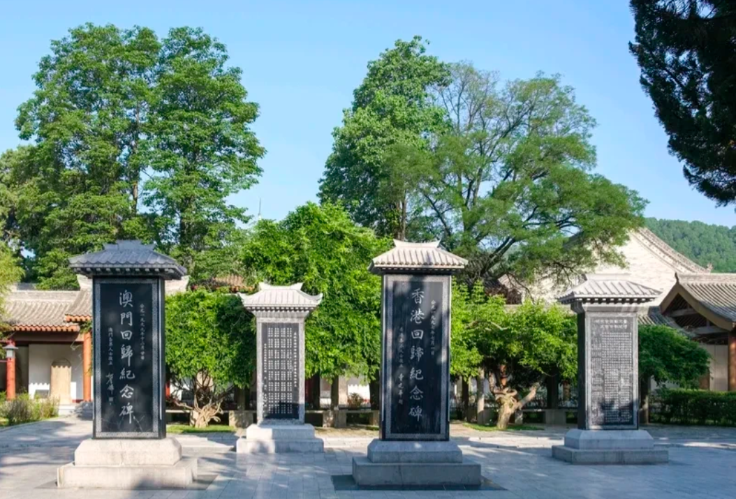 在历史上的众多伟大人物里，我要谴责秦皇汉武、成吉思汗这类穷兵黩武的所谓英雄！他们
