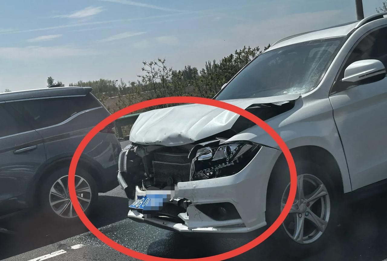 今天五一去山西大同玩，走G6京藏高速路上碰见3起交通事故，后两起相距位置不过10