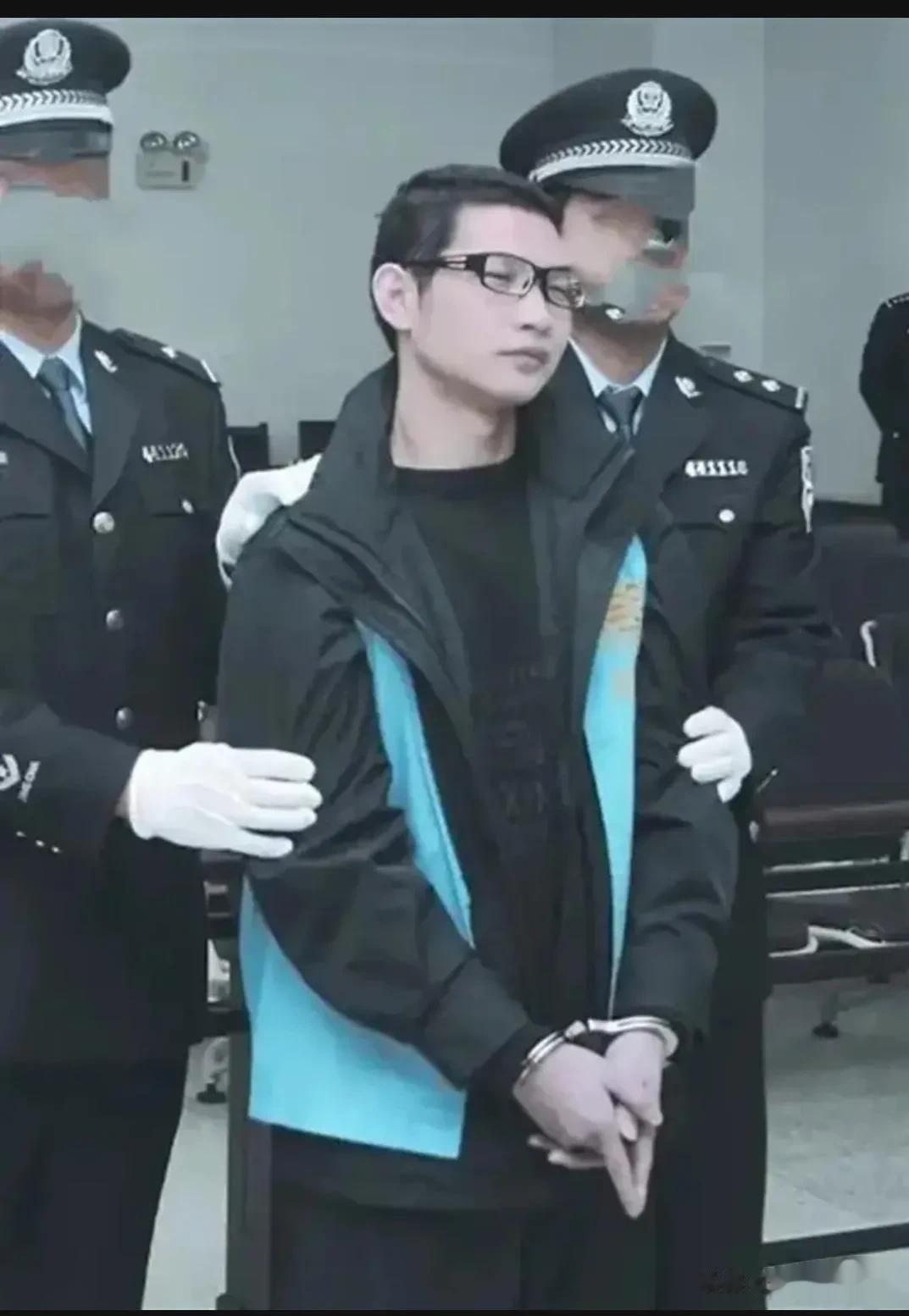 这是2010年时，成瑞龙被执行死刑之前留下的一张照片，别看他长相斯斯文文，看似人