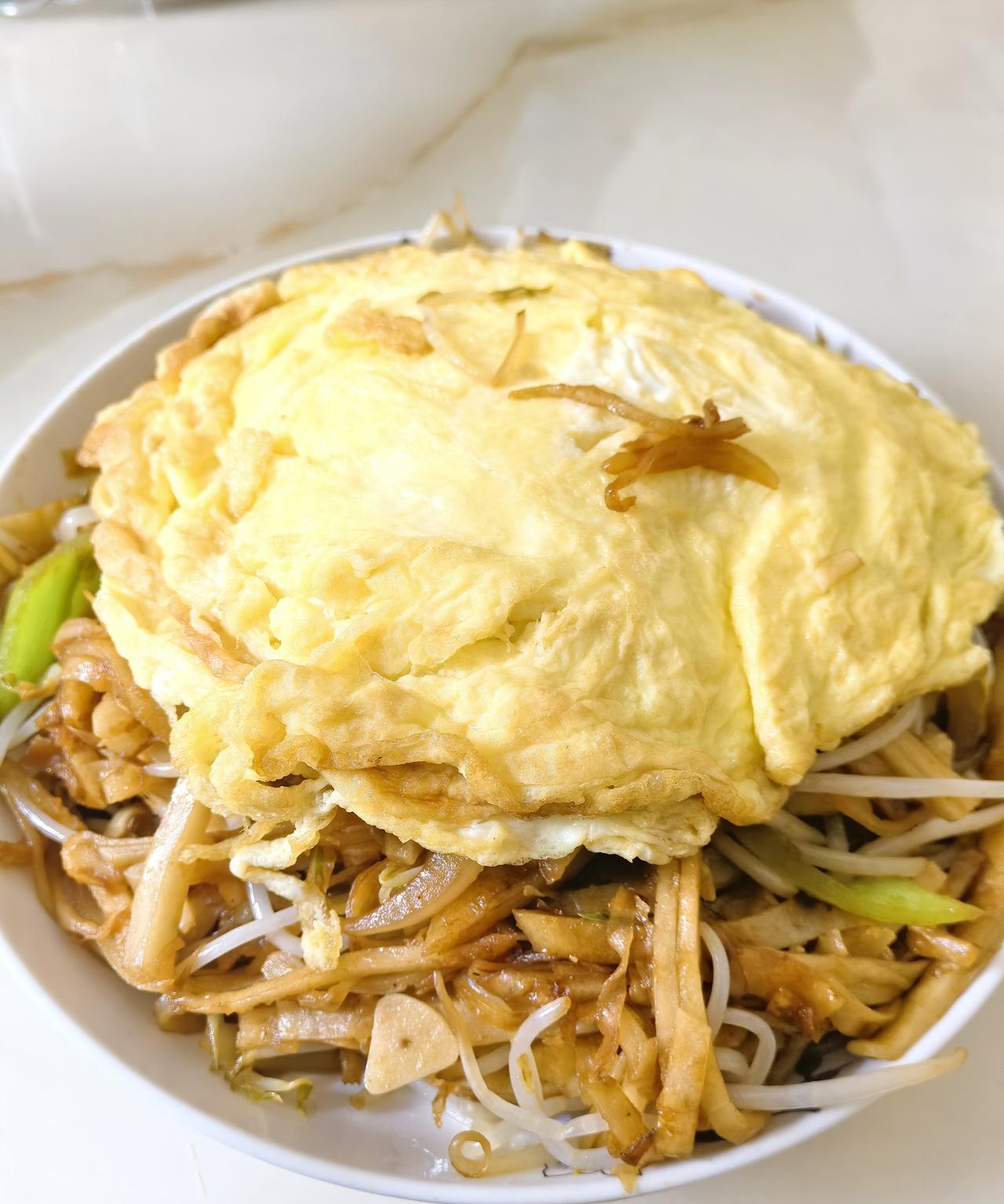 每次刷到做炒饼的视频，评论区必有这是炒饼还是焖饼的争论，争论的点是炒饼和焖饼是不