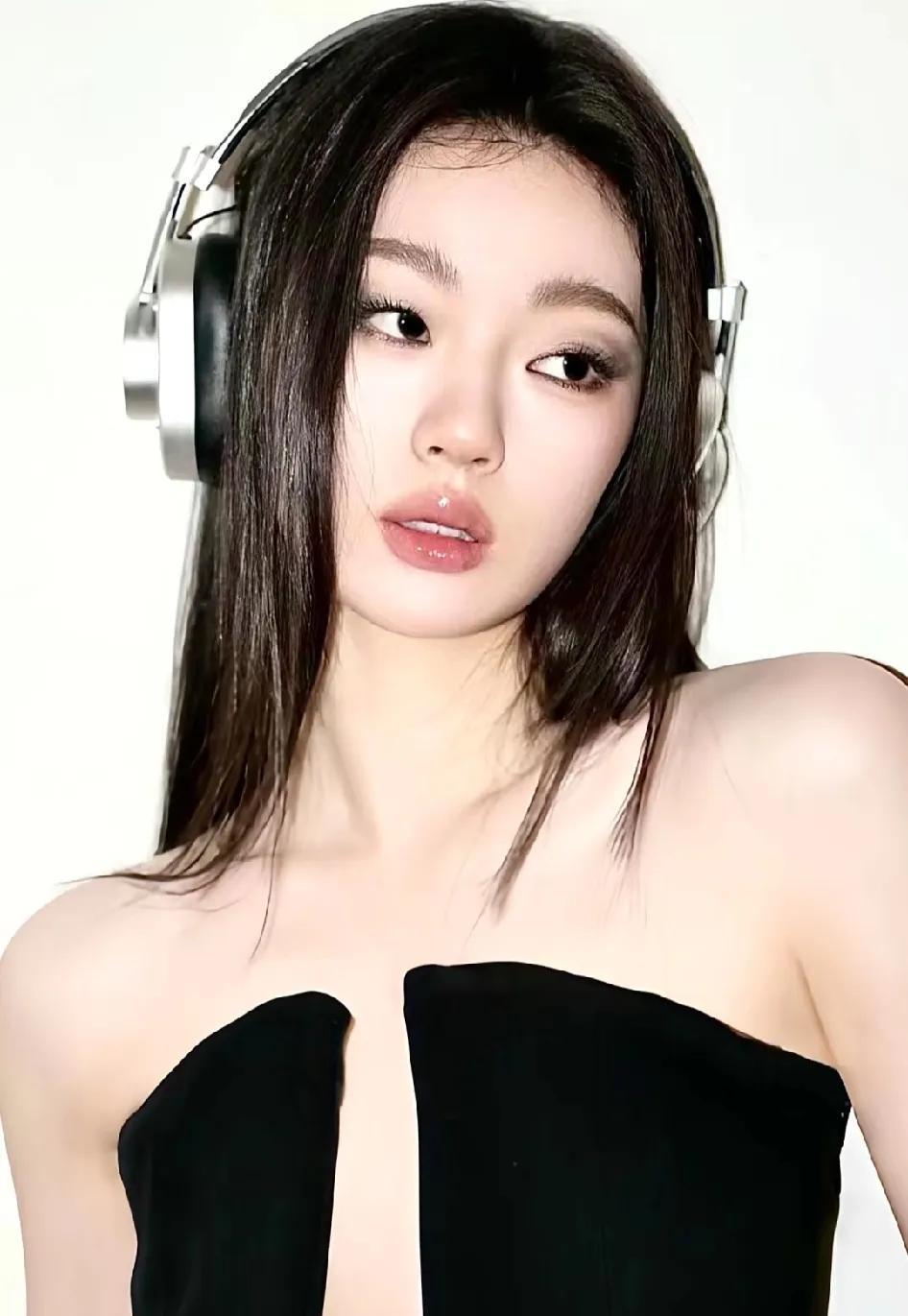被歌手单依纯圈粉了！坚守初心！
歌手2025发布会上，被问到有国外00后歌手跟她
