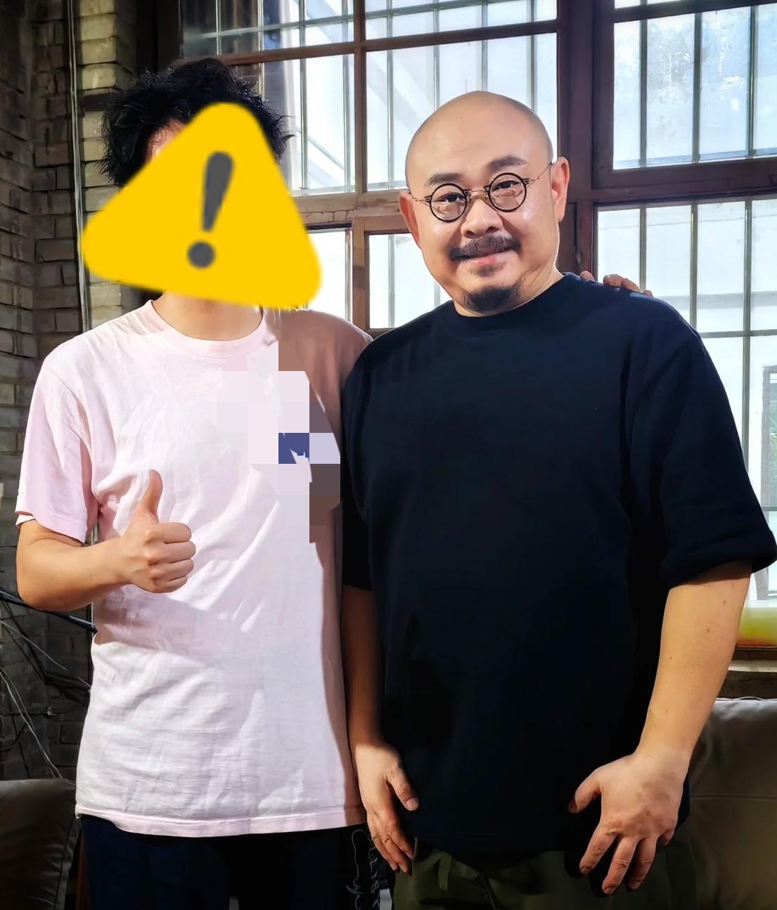 我老公亲眼见过刀郎本人，
他说近距离接触跟电视上看差别还是很大的。
没想到
刀郎