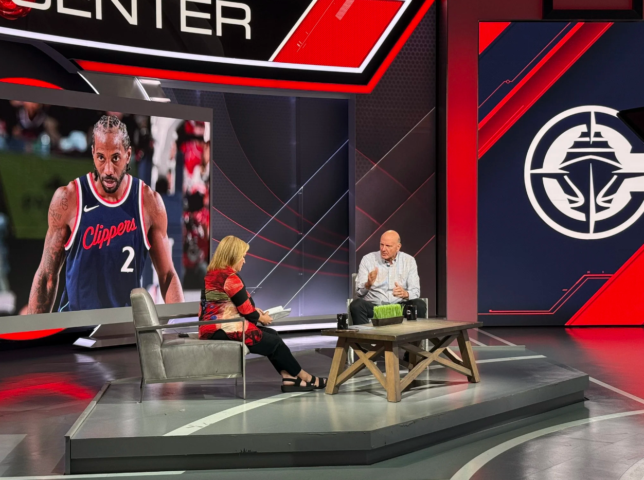 快船老板史蒂夫-鲍尔默做客ESPN的节目《SportsCenter》，对此前身陷