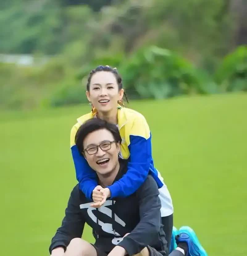 近日汪峰忏悔的说
这辈子没碰上懂他的女人
不知他是不是发烧
烧糊涂了

