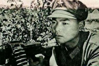 1979年，傣族战士岩龙孤身潜入敌后激战三个小时，毙敌56人，回到部队后，他兴奋
