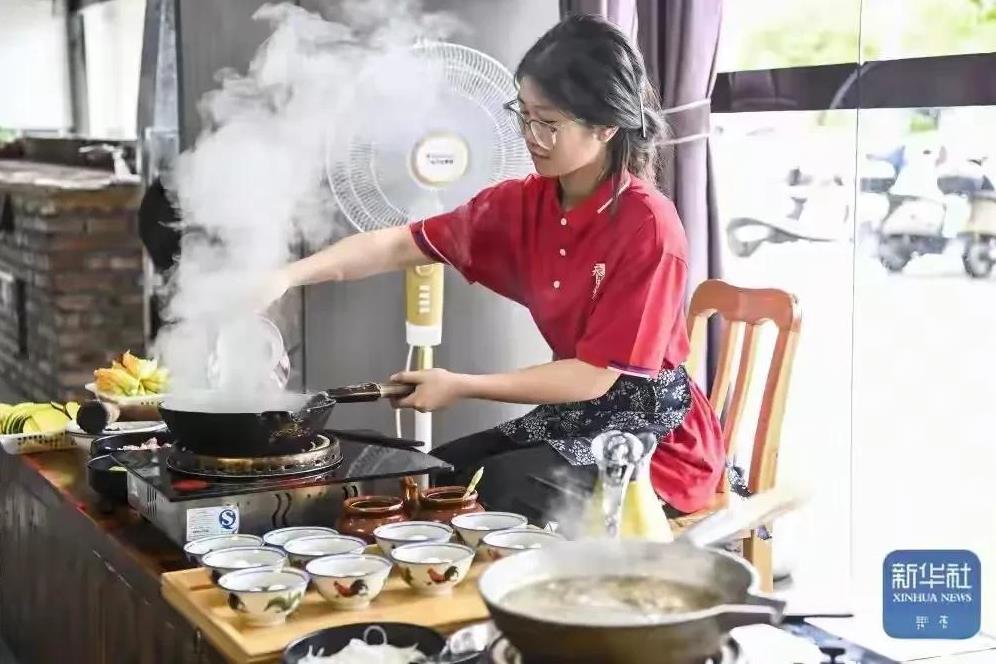 “扁担女孩”刘燕找到了一份暑假工，就在县城的一家餐馆，时薪为12元，女孩对此相当