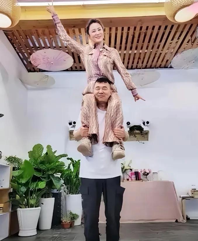 这恩爱秀的，简直腻歪透顶。都是中年人了，还是端庄得体些为好。这些年轻人都不好意思