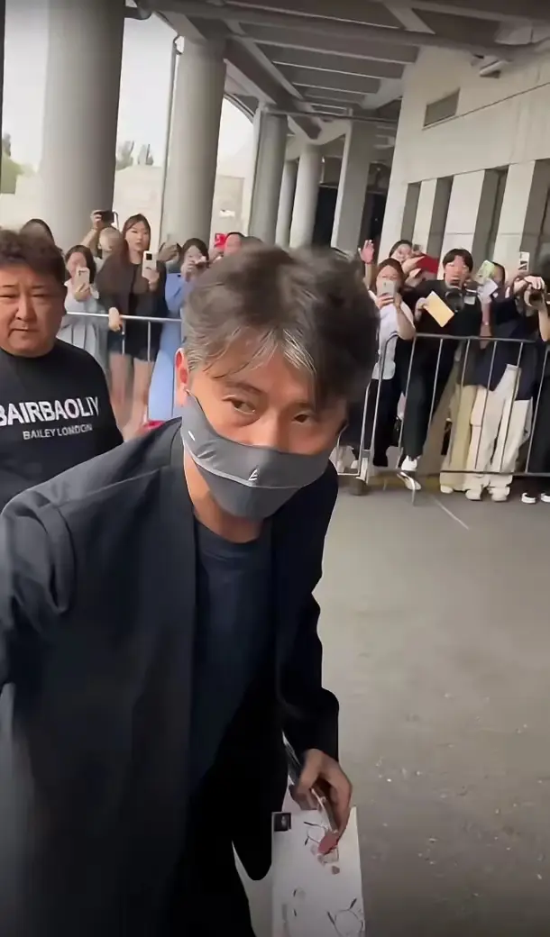 我有种预感！
李乃文这么一弄，人生无常得看透了！
不是因为他头发白了大半，也不是