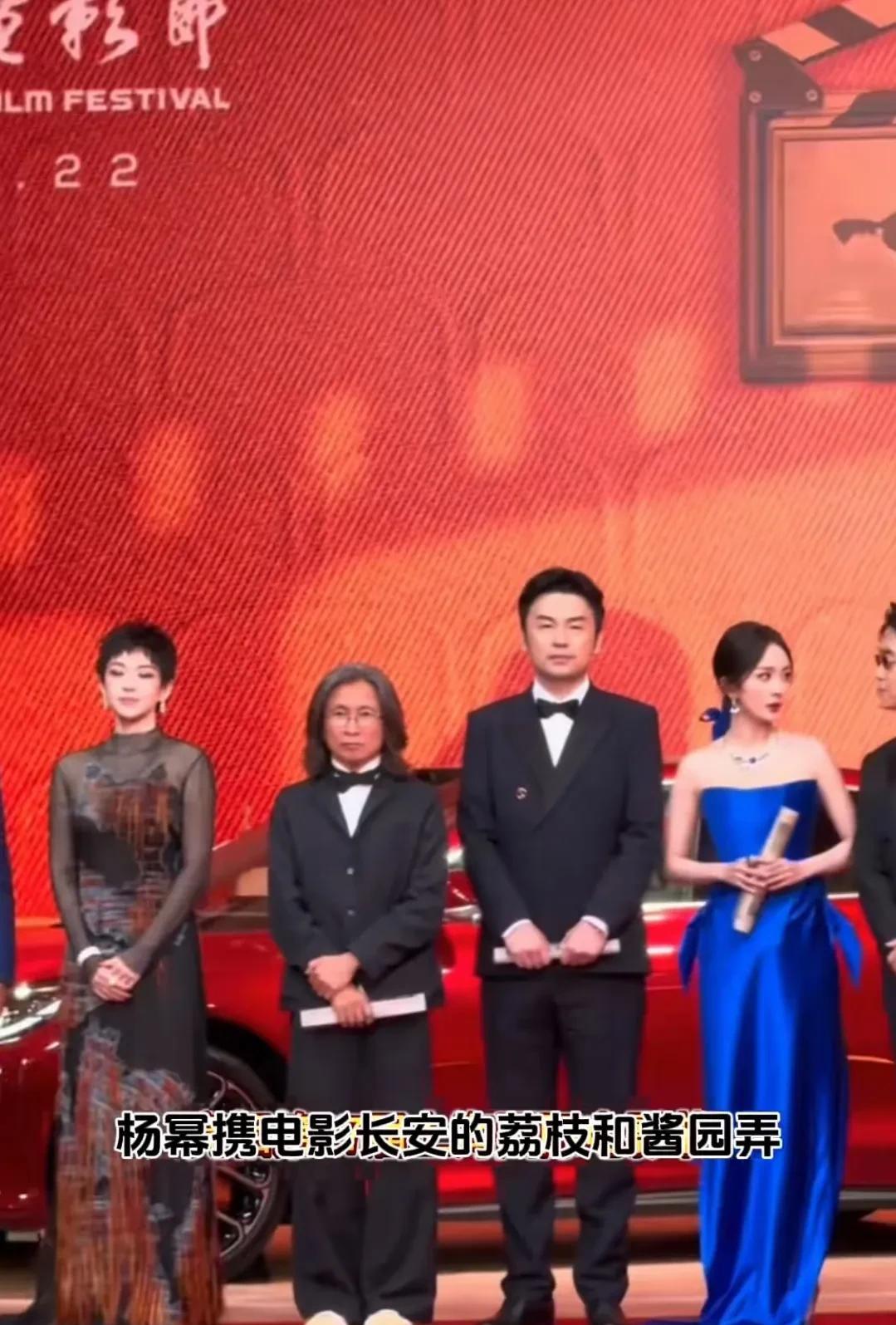 上海电影节章子怡不但输给了梅婷还输给了杨幂，这造型一言难尽，上次丑出了新高度这次