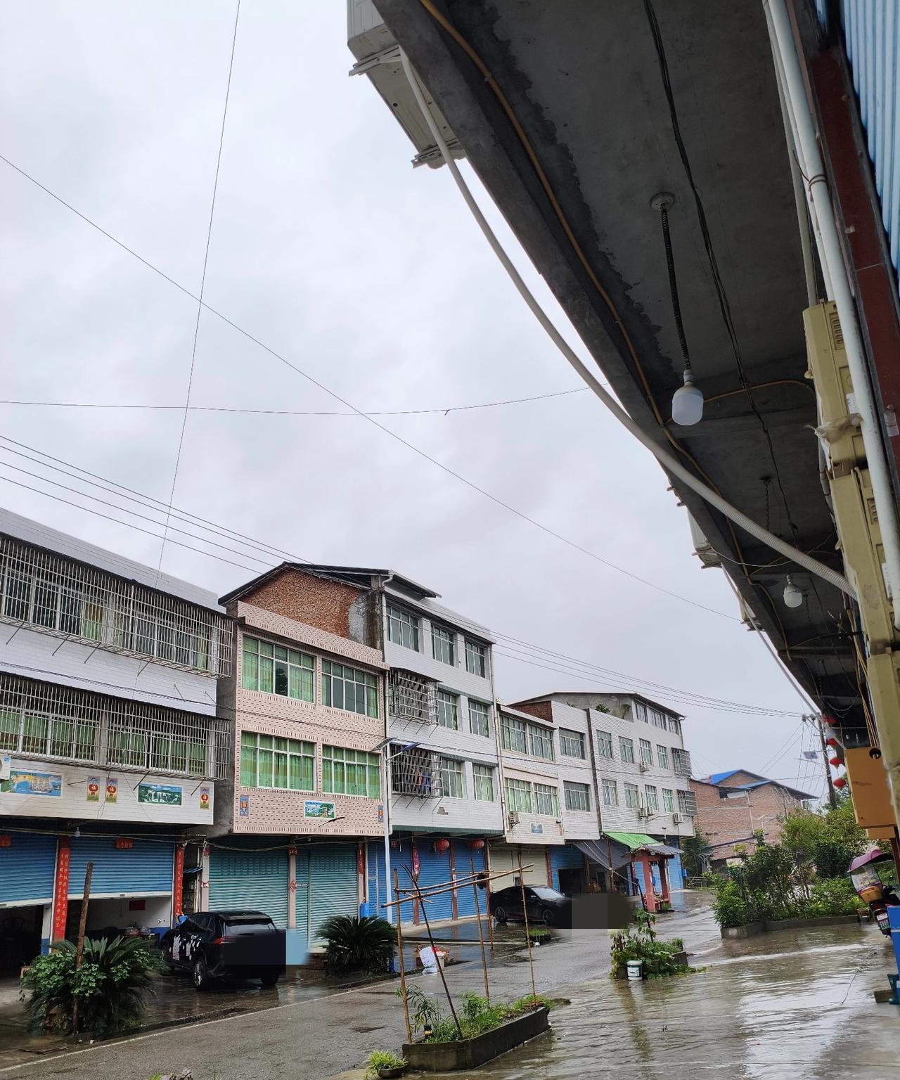 国庆放几天假，天天都在下雨，回到老家你一点意思都没有。
       想去钓鱼也