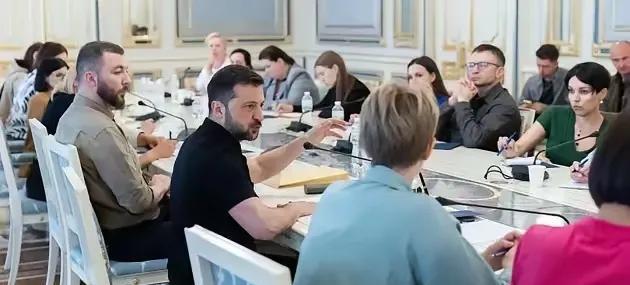 乌克兰总统泽林斯基做了一个让人难以理解的回答。当媒体记者问到他：这样的士兵什么时