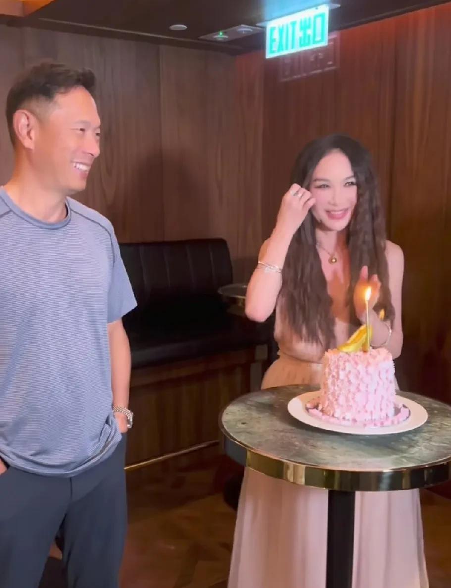 59岁的温碧霞过生日，老公站在一旁像个随从，有人说温碧霞把老公熬成了暮年大叔！