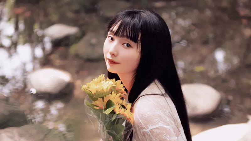 邹临天1949制衡世界《1949制衡世界》邹临天站在人堆里，听着这句带着湖南腔的宣告，望着城楼上那个