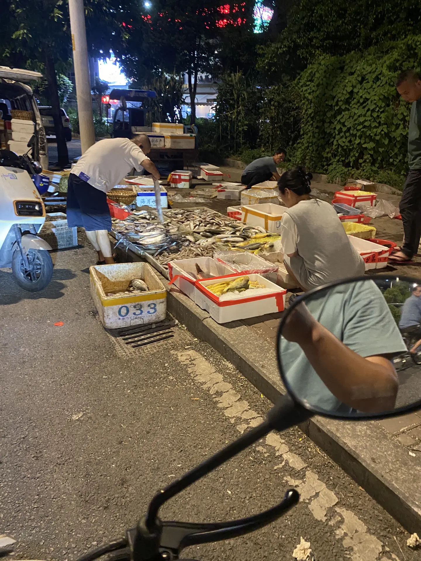 路边卖海鲜，第一次见！😂😂😂