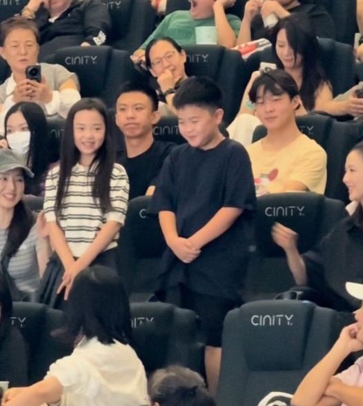 佟丽娅董璇带着朵朵和小酒窝现身《东极岛》首映礼，同框状态超好！朵朵与小酒窝的互动