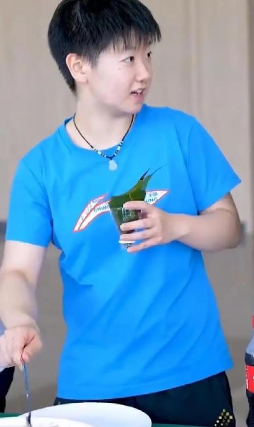 孙颖莎端午节回家陪父母 终于可以吃到爸妈做的饭菜啦
5月31日端午节，国乒好不容
