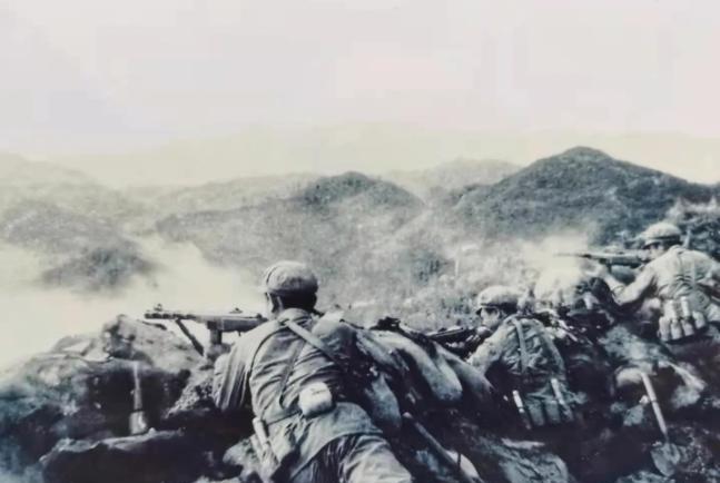 1952年，在上甘岭战场上，一位首长打电话到前线慰问战士们，却被通信兵怒怼打断，