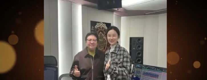 53岁韩红瘦40斤美到认不出，穿夹克外套配马丁靴，气质焕新仿若蜕变